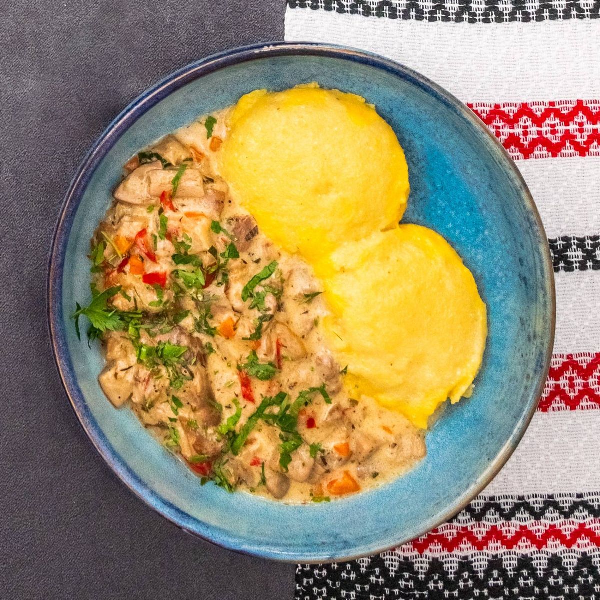 Hribi cu smântână și mămăliguță